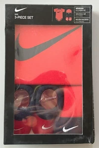 Nike Baby Mütze, Body, Stiefeletten 3-teiliges Geschenkbox-Set rot Swoosh 6-12 Monate - Bild 1 von 2
