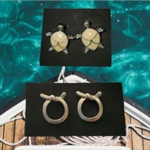 Set of 2 Earrings Iridescent Turtles and Loop Hook - Picture 1 of 3