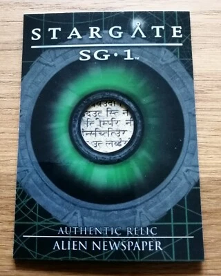 Stargate Season 8 Relic Trading Card R12 ALIEN NEWSPAPER No. 100/407 - Bild 1 von 2