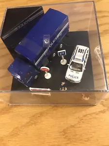 Polizei LKW, Kreuzer, 2 Figuren & 3 Schilder Diorama Modell im Koffer - Bild 1 von 4