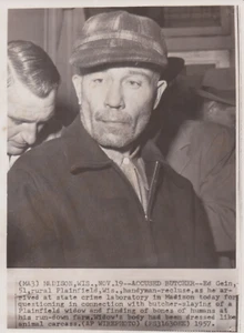 1957 Press Photo Murder Suspect Ed Gein at State Crime Lab in Madison, Wisconsin - Picture 1 of 2