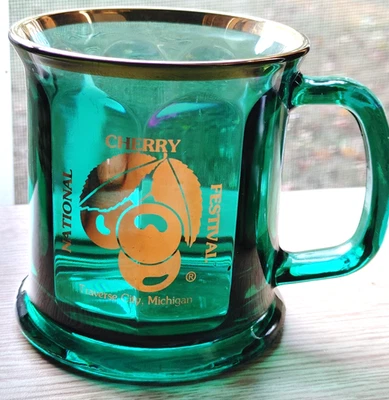 Taza Michigan Traverse City Cherry Festival Panel Verde Vidrio Acento Dorado EE. UU. Foto 1 de 4