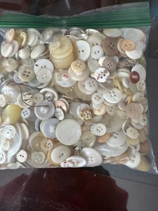 All Light weiße Knöpfe Kunststoff Acryl sortiert 1 Pfund - Bild 1 von 1