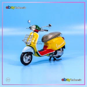 Newray Custom Vespa Primavera Sean Wotherspoon + Rack Diecast Motor Bike 1:12 - Picture 1 of 5