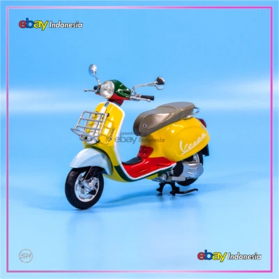 Newray Custom Vespa Primavera Sean Wotherspoon + Rack Diecast Motor Bike 1:12 - Image 1 of 4