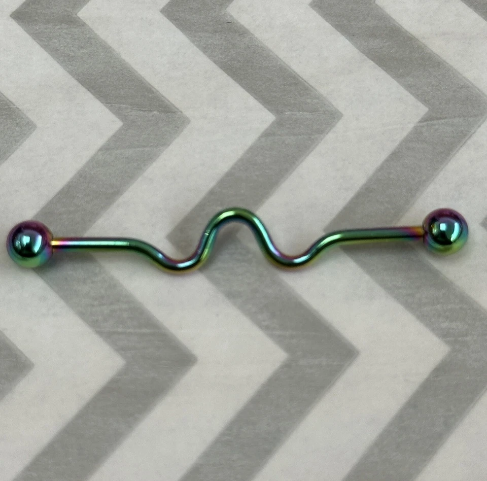 "Barbell industrial ondulado de titanio PVD arco iris calibre 14 nuevo pendiente cartílago 1,5""" Foto 1 de 1