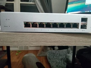 Cisco Meraki (MS220-8P) Gigabit PoE Network Device - Picture 1 of 4