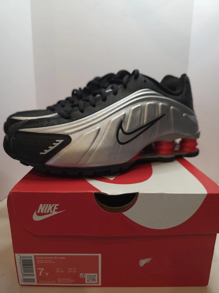 Talla 7Y - Zapatilla Nike Shox R4 Metálica Plateada Roja Picante CW2626-005 (GS) NUEVA Foto 1 de 4