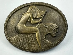 Hebilla de cinturón occidental de colección mujer montando sable dientes tigre mitológico raro - Imagen 1 de 12
