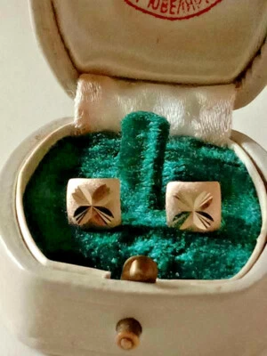 Pendientes vintage de oro con sellos de joyería de moda  Foto 1 de 4