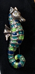 Broche prendedor Anne Klein esmalte caballo de mar firmado AK verdes tono plata estrás - Imagen 1 de 7