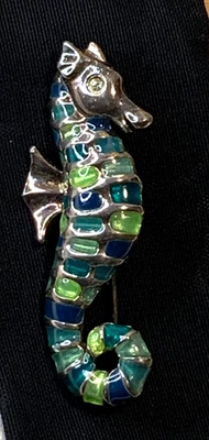 Broche prendedor Anne Klein esmalte caballo de mar firmado AK verdes tono plata estrás Foto 1 de 4