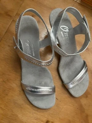 Sandalias de tacón alto para mujer ONEX plateadas heladas, talla 7 Foto 1 de 4