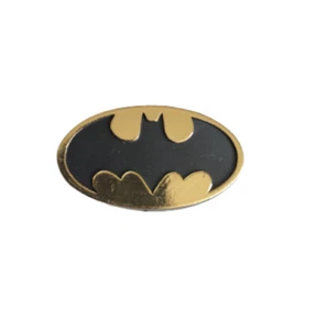 Batman Logo Badge Vintage 1997 DC Comics Plastic Pin Badge Batman Gold Chrome - Picture 1 of 3