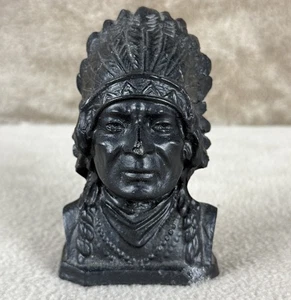 Vintage capo indiano busto / testa statuina / scultura arte canadese carbone 4 3/4"H - Foto 1 di 12