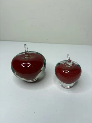 Juego de 2 pisapapeles vintage Anton Intaglio rojo manzana vidrio soplado a mano Foto 1 de 4