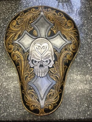 Picadora, asiento bobber 100 % mecanizada y cosida a mano. Calavera Cruz Foto 1 de 4