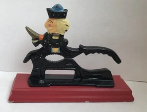 Hierro fundido Paul Revere tuerca soldado galleta sobre base de madera roja coleccionable - Imagen 1 de 7