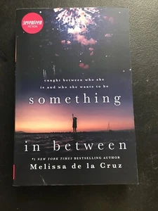 Something in Between by Melissa De la Cruz (2017, Trade Paperback) - Foto 1 di 2