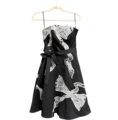 Vestido sem alças White House Black Market preto e branco renda bordado gravata borboleta - Imagem 1 de 4