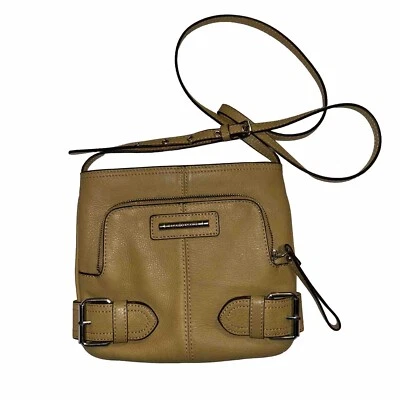 Cartera Bandolera Franco Sarto Cuero Almendra Con Hebilla Acentos Foto 1 de 3