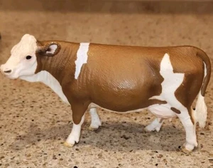 Schleich 2008 Simmental Kuh Figur 13641 braun weiß Milchvieh Bauernhof Rentner Spielzeug - Bild 1 von 6