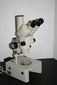 Microscopio tinoculare stereozoom Nikon SMZ-2T su base illuminata pronto per le foto - Foto 1 di 7