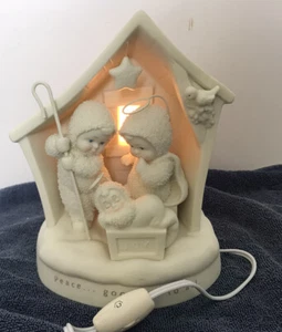 Snowbabies Paz y Buena Voluntad a Todos Adorable Estatuilla Iluminada Departamento 56 - Imagen 1 de 12