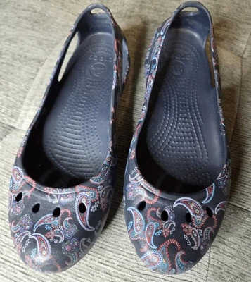 Женские удобные туфли-слипоны Crocs Kadee Vera Bradley на плоской подошве темно-синие пейсли 8 - Изображение 1 из 4