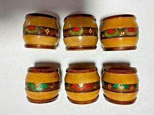 Juego de 6 servilleteros madera intrincada sobre madera marrón - Imagen 1 de 3
