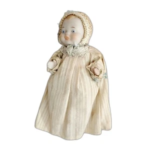 Vintage 20er 30er Japan alle Biskuit Baby Puppe, 5 cm mit Periodenkleid & Haube - Bild 1 von 5