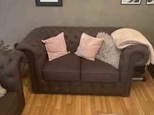 2x Sofas - Chesterfield Art, 2-Sitzer, braun, je 160cm - Bild 1 von 7
