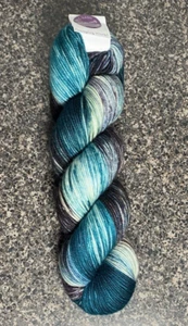 Miss Babs Garn 100% Superwash Merinowolle nicht wiederholbar Wild Iris Blues - Bild 1 von 3