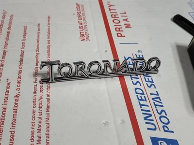 NUEVO 1967-1971, 1975 OLDSMOBILE TORONADO MALETERO EMBLEMA - PARTE NO. 9864290 Foto 1 de 4
