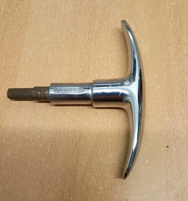 ПОДЛИННЫЙ ВИНТАЖНЫЙ VW BEETLE ХРОМ T РУЧКА КРЫШКИ ДВИГАТЕЛЯ РУЧКА - Изображение 1 из 4