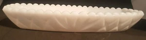 CONDIMENTO PARA PLATO DE COLECCIÓN VIDRIO DE LECHE BLANCA SIN NOMBRE TAL VEZ McKEE?? 9,5"" L 4,5""W 1,5""D - Imagen 1 de 4