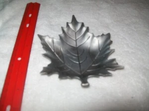 "CENICERO DE METAL GRIS DE COLECCIÓN, DISEÑO DE HOJA-4.5X5.5" - Imagen 1 de 5