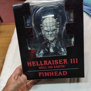 Hellraiser 3 Hell On Earth Pinhead Mezco Deluxe stilisierte Figur Brandneu ungeöffnet - Bild 1 von 16