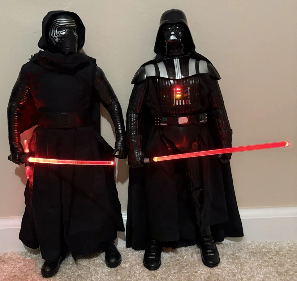 Boneco interativo Star Wars Darth Vader & Kylo Ren 17” Toys “R” Us Exclusive - Imagem 1 de 3