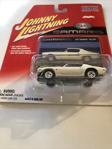 Johnny Lightning "1971 Camaro RS/Z28 - White" Die-Cast Car (Playing Mantis,2003) - Picture 1 of 2