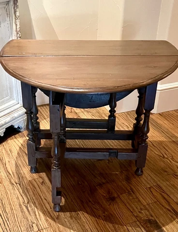 ANTIQUE 18th CENTURY WALNUT DROP LEAF TABLE Cover