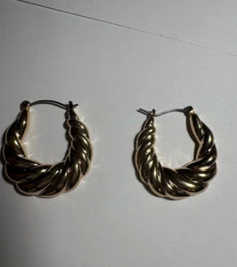 Twist of Elegance Cerchi d'oro alla ribalta - Foto 1 di 1