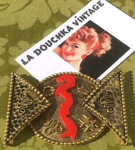 FRENCH ART DECO 1920s GOLD METAL BELT BUCKLE & RED SEA DRAGON / SNAKE CELLULOID - Picture 1 of 8