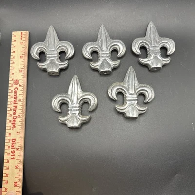 Juego de 5 estatuillas decoración francesa gótica medieval peso papel decoración hierro flor de lis Foto 1 de 3