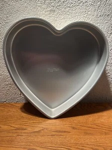 HEART Wilton Metal Cake Pan 2105-5168 Molde Lata DÍA DE SAN VALENTÍN 13" pulgadas AMOR - Imagen 1 de 3