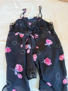 Ropa de dormir Jaclyn Smith talla mediana negra con flores - Imagen 1 de 6