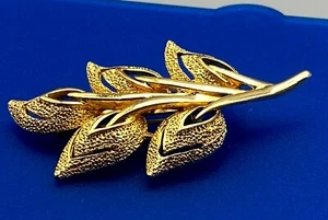 Beautiful Vintage Gold Tone Metal Leaf Design Brooch Signed - Picture 1 of 10