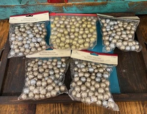 New approx 550 GOLD and SILVER GLITTER BALLS Foam Craft Vase Bowl Filler 5 bags - Picture 1 of 11