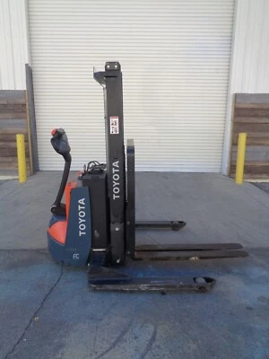 Toyota 8BWS13 2500 lb Walkie Stacker Electric Straddle Lift Pallet Jack Forklift - Image 1 of 4