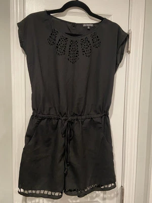 BeBop M 码黑色丝滑激光镂空帽袖短裤连身裤弹性腰围 — 第 1/4 张图片